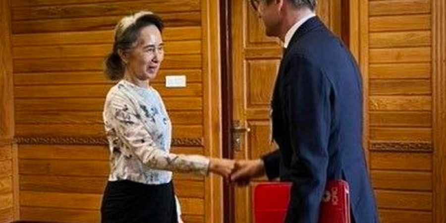 HANDOUT - Auf diesem Foto, vom Büro des Präsidenten von Myanmar veröffentlicht, gibt Aung San Suu Kyi (l), abgesetzte Staatschefin von Myanmar, Arnaud de Baecque, ständiger Vertrete...