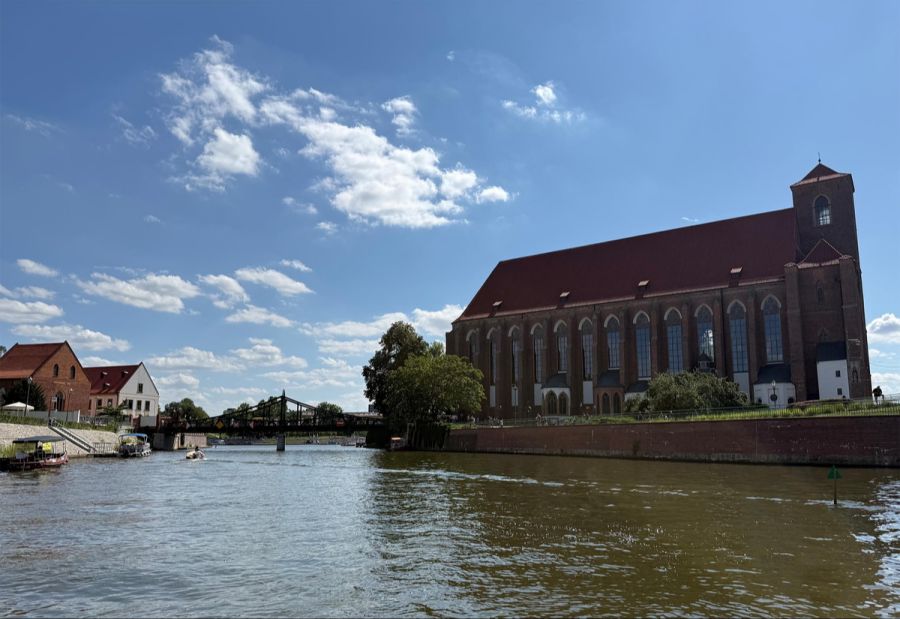 Bei einer Bootsfahrt auf der Oder zeigt sich Breslau von einer ganz anderen Seite.