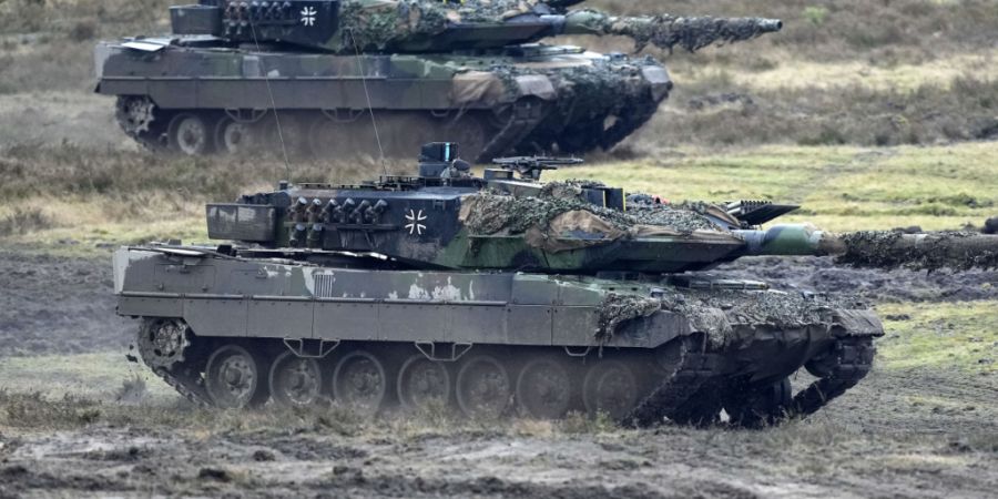 Der deutsch-französische Rüstungskonzern KNDS geht an die Börse. Die Aktien des Herstellers von Kampfpanzern wie dem Leopard 2 sollen in Frankfurt und Paris platziert werden. (Archiv...