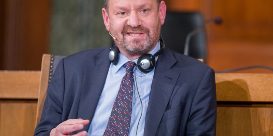 ARCHIV - Philippe Sands, Autor, Jurist und Völkerrechtler spricht bei einer Podiumsdiskussion während des Festakts zum 75. Jahrestag des Beginns der Nürnberger Kriegsverbrecherprozes...