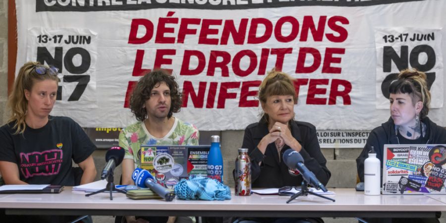 Françoise Nyffeler (3. v. l.) mit anderen Vertreterinnen und einem Vertreter der Koalition No G7 an einer Medienkonferenz in Genf.