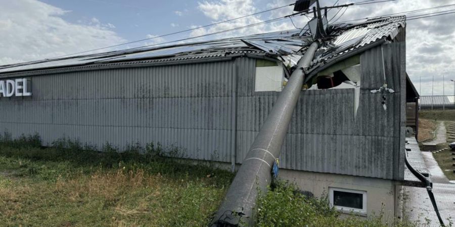In Birrhard AG drückte der Sturm am Freitag vier massive Betonmasten einer Hochspannungsleitung zu Boden. Zwei stürzten je auf ein Gewerbegebäude. Es entstand hoher Sachschaden. (Arc...