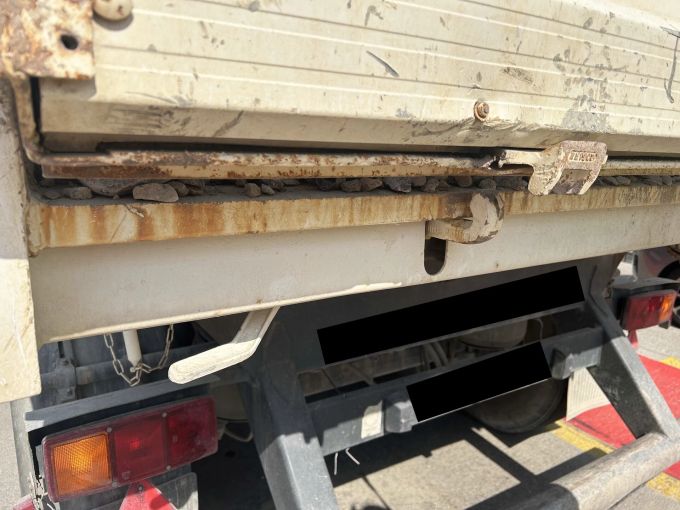 Der Fahrer verlor mehrere Kubikmeter Kieselsteine. Kies