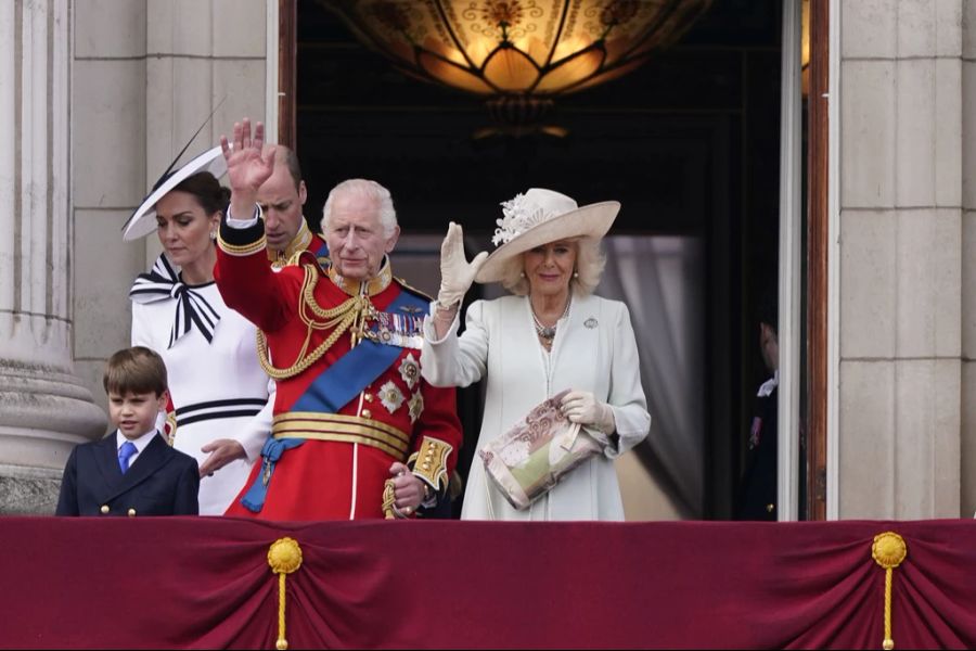 Mitglieder der Royal Family auf dem Balkon des Buckingham-Palasts.