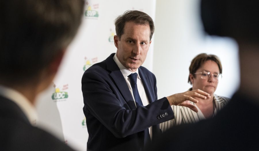 Für SVP-Fraktionschef Thomas Aeschi sind Zuwandererinnen und Zuwanderer sind der Grund für erhöhte Prämien.