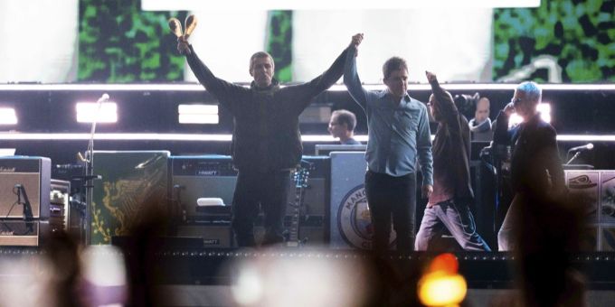 Oasis starten ihre Reunion-Tour mit Glückwünschen von Robbie Williams und den Spice Girls. oasis