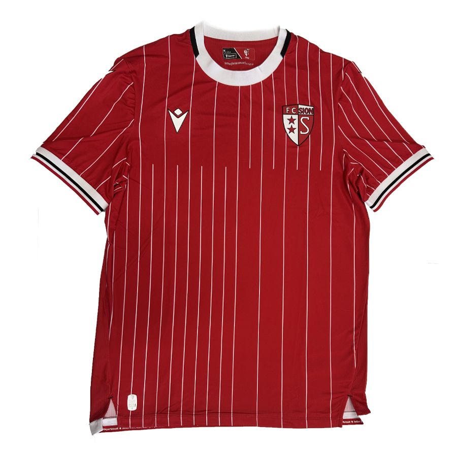 Im Wallis ist ein Retro-Look angesagt: Der FC Sion läuft zuhause in Dunkelrot mit weissem Nadelstreif auf.