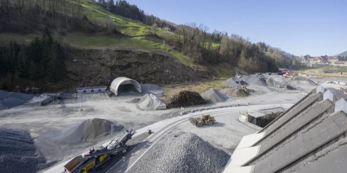 Die Bauarbeiten an der Neuen Axenstrasse laufen planmässig. Axentunnel.