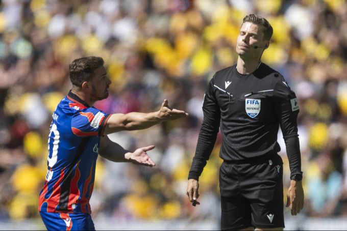 Xherdan Shaqiri diskutiert mit dem Schiedsrichter. FC Basel