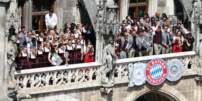 Die Spieler von Bayern München lassen sich auf dem Rathaus-Balkon auf dem Marienplatz feiern. Bayern München