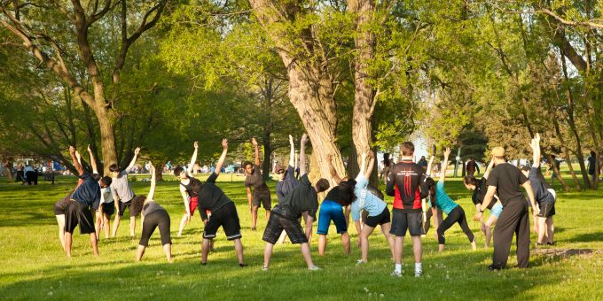 Active City schafft ein kostenloses Sport- und Bewegungsangebot im öffentlichen Raum und für die ganze Bevölkerung. Menschen jeden Alters sind dazu eingeladen. Sport Park Bäume Gruppe