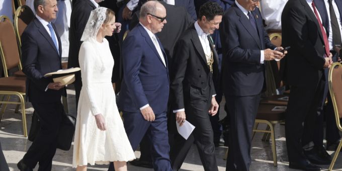Fürstin Charlène von Monaco erschien bei der Amtseinführung von Leo XIV. in einem weissen Kleid. charlène