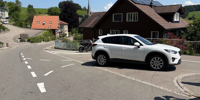 Oberhelfenschwil: Verkehrsunfall zwischen Motorrad und Auto. Oberhelfenschwil
