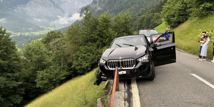 In Linthal wurden zwei Personen bei einem Selbstunfall verletzt. Selbstunfall Linthal
