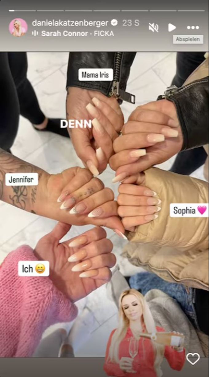 Daniela Katzenberger und ihre Familie strecken ihren Kunstnägel in die Kamera. Daniela Katzenberger