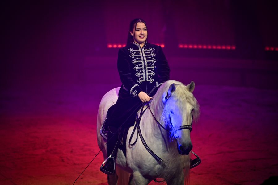 Chanel Marie zeigt in der aktuellen Saison des Circus Knie ihre Dressurkünste auf einem Schimmel.
