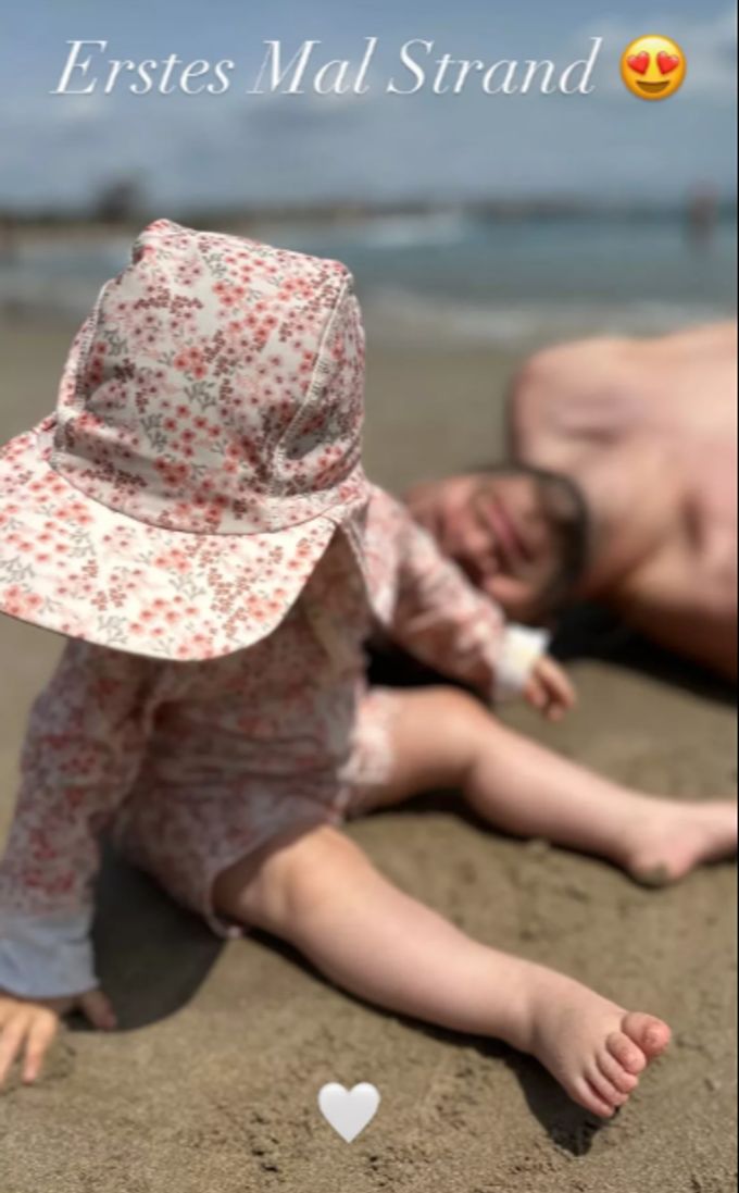 Luca Hänni: Seinem Töchterchen scheint es am Meer zu gefallen. Luca Hänni