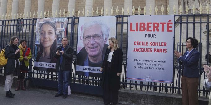 Menschen demonstrieren für die Freilassung der beiden im Iran festgenommenen Franzosen. iran frankreich