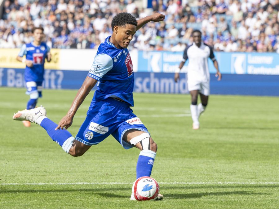 FCL-Youngster Sascha Britschgi versucht es mit einem Distanzschuss.