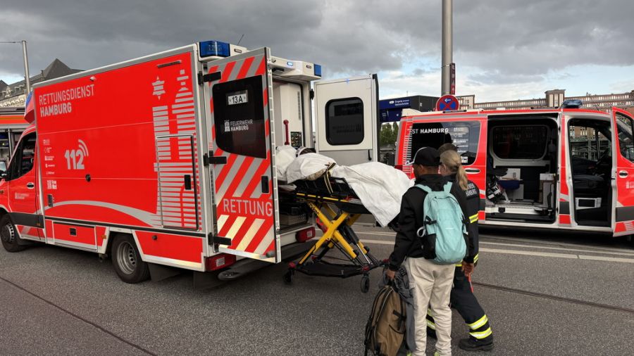 Die Verletzten werden nach der Messerattacke in Hamburg ins Spital gebracht.