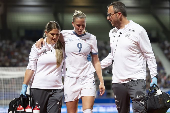 Ana-Maria Crnogorcevic verletzt sich gegen Frankreich am Oberschenkel. Ana-Maria Crnogorcevic Schweizer Nati