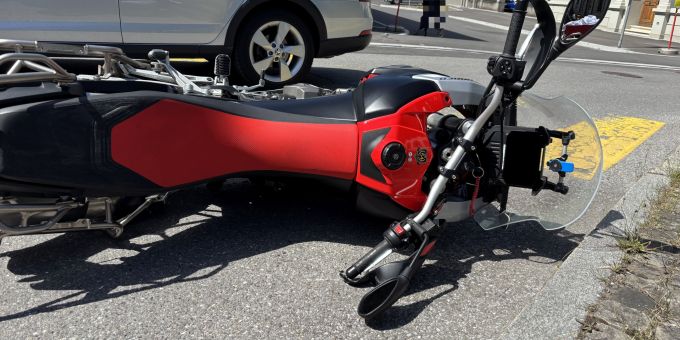 In Glarus hat sich ein Motorradfahrer bei einer Kollision unbestimmt verletzt. Unfall Spielhof
