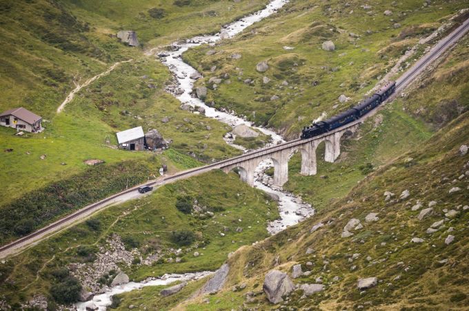 Per Dampfantrieb über das Steinstafelviadukt. Dampflok Viadukt Tal Steine