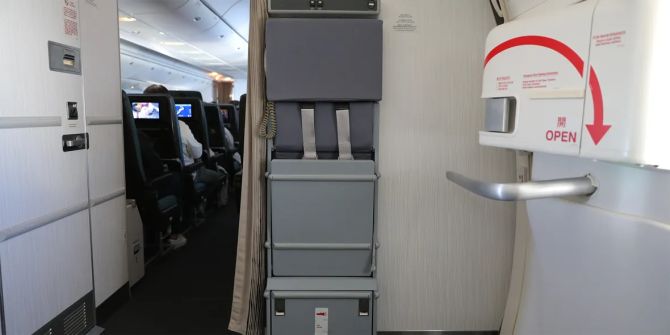Der Jumpseat im Flugzeug.