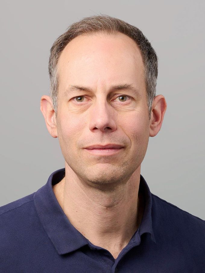 Renato Renner ist Professor für Theoretische Physik an der Eidgenössisch Technischen Hochschule (ETH). Renner
