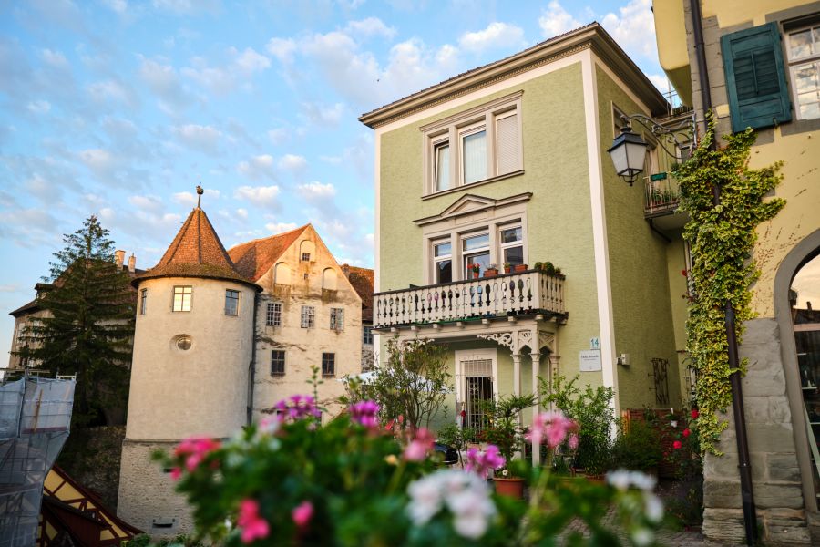 Von Konstanz aus lohnt sich ein Ausflug mit dem Schiff nach Meersburg mit seinen Kulturdenkmälern. Dazu gehört etwa das Neue Schloss Meersburg.