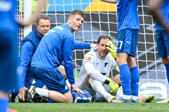 Sichtlich angeschlagen beim Gegentor in der Bundesliga gegen Dortmund: Hoffenheims Torwart Oliver Baumann. Bundesliga gegen Dortmund: