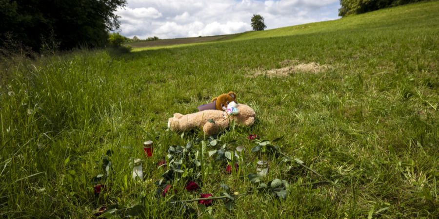 Plüschtiere erinnern an das Mädchen, das in Berikon AG getötet wurde. Dass sich die Straftat im Aargau abspielte, halten viele Schweizer nicht für Zufall.