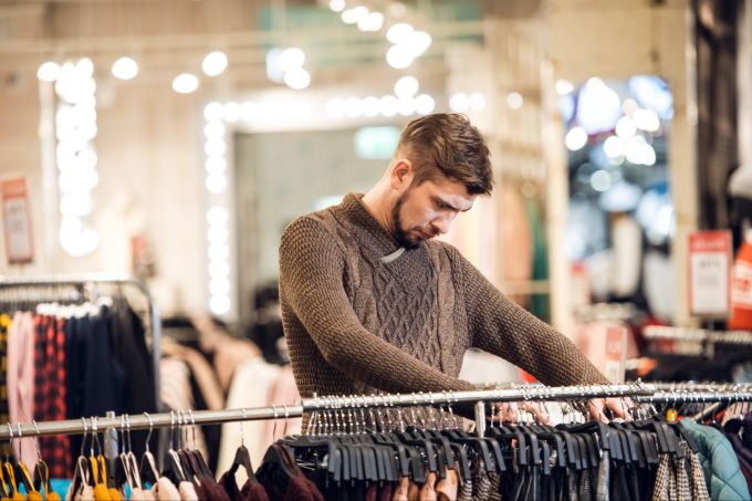 Überlegter Konsum reduziert Spontankäufe. Mann beim Shoppen