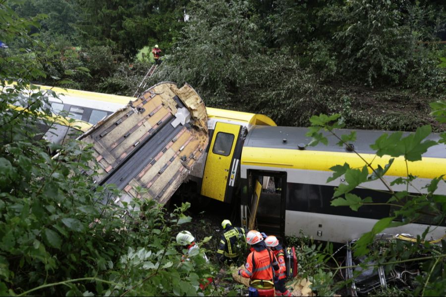 Zum Unfallzeitpunkt befanden sich rund 100 Personen im Zug.