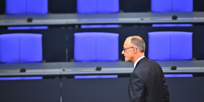 Friedrich Merz ist im ersten Wahlgang nicht zum Bundeskanzler gewählt worden – und der Dax gibt nach. Merz