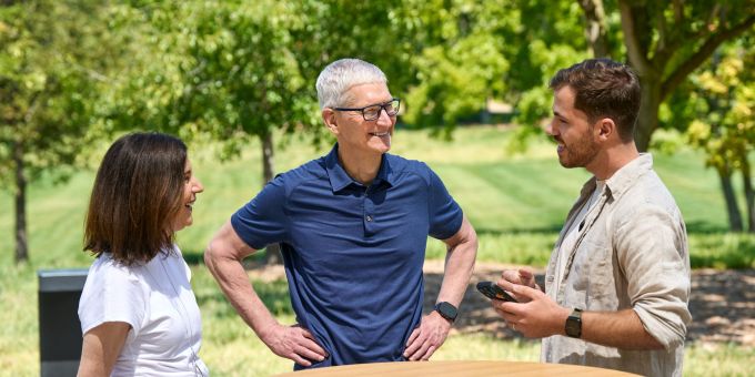 Ein Dresdner Student (r) gewinnt einen Entwickler-Wettbewerb von Apple für Studenten. Dresdner Student