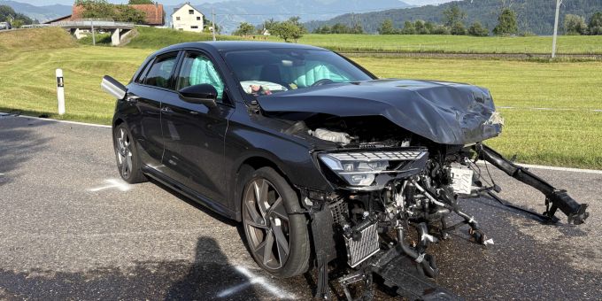 Bollingen SG: Frontalkollision zwischen drei Autos. Bollingen SG