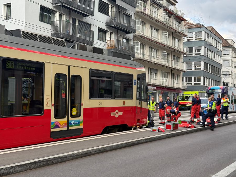 Eine Person wurde in Zürich von der Forchbahn erfasst.