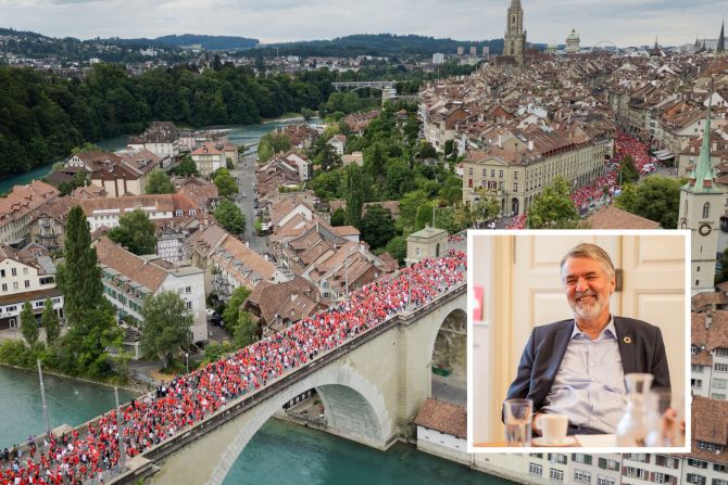 14'000 Fans in Rot und Weiss ziehen friedlich über die Nydeggbrücke