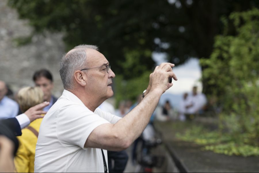 Bundesrat Guy Parmelin macht ein Foto vom Obersee im Rahmen der Bundesratsreise, am 26. Juni 2025, auf dem Schloss in Rapperswil-Jona SG.