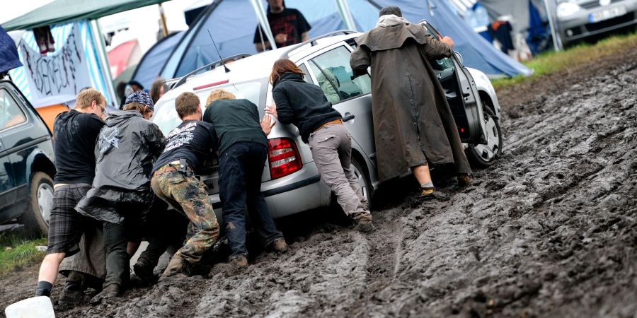 Kräftig schieben, bitte: Auf Festivals gehört es zum guten Ton, dass sich Camper untereinander helfen.