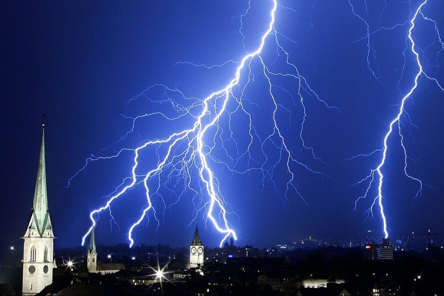 Heute Donnerstag werden Gewitter mit stürmischen Böen, Starkregen und teils auch Hagel erwartet.