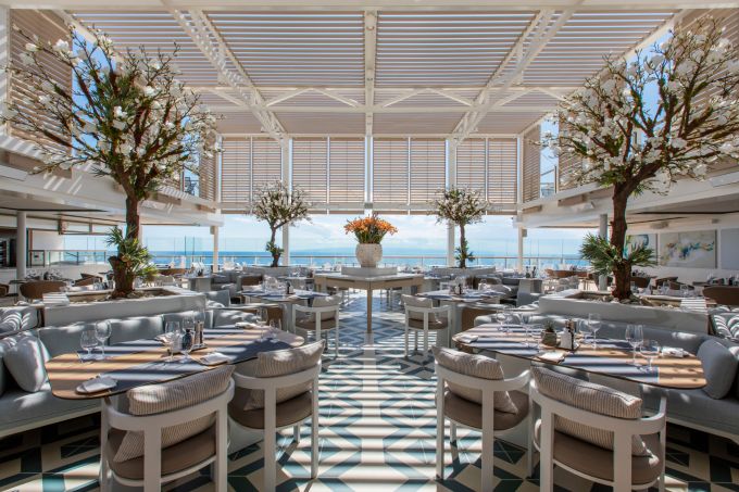 The Marquee auf der Silver Nova – Halboffen, ganz elegant: Wer hier diniert, bekommt nicht nur Meeresluft zum Aperitif, sondern auch Steak und Seafood mit Stil. retsaurant ©Silversea Cruises Ltd Kreuzfahrt