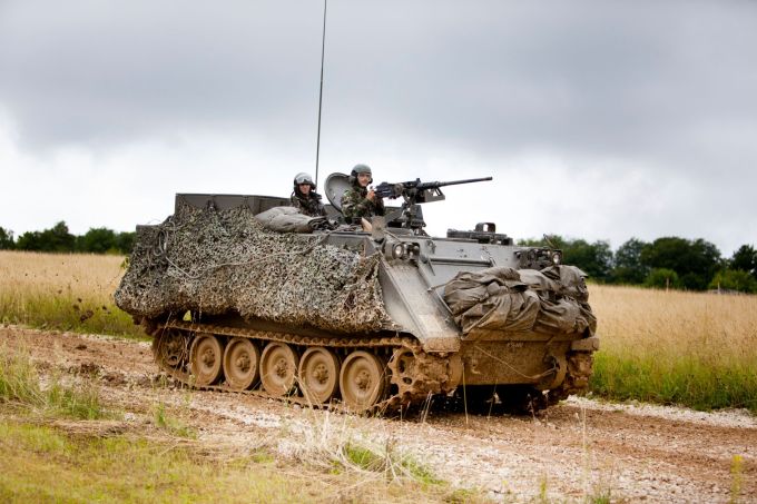 Ein Schützenpanzer M113 der Schweizer Armee beim Fahren auf einer Landstrasse. Schützenpanzer M113 Schweizer Armee