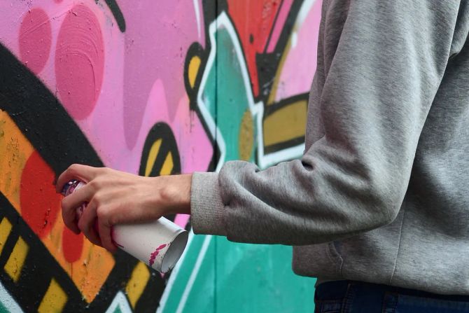 Hand Spraydose Graffiti Sweater