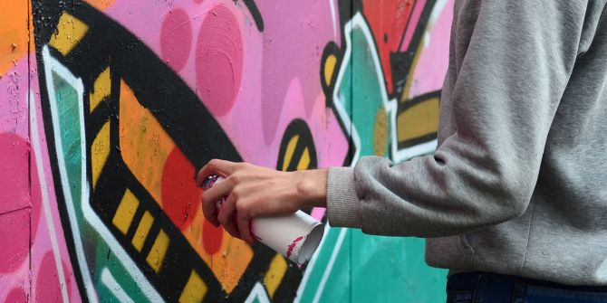 Hand Spraydose Graffiti Sweater