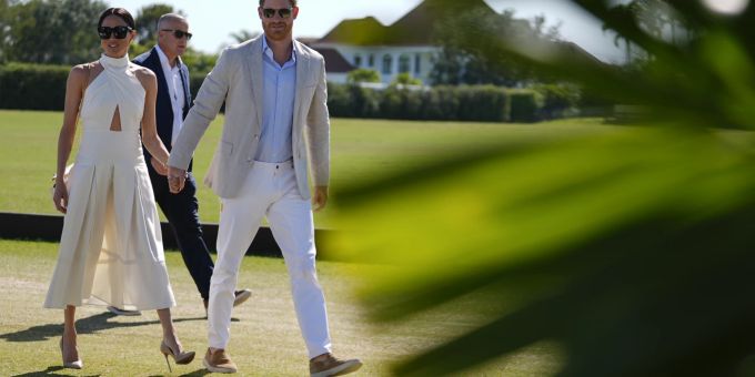 Hohe Schuhe auf Gras - Für dieses Outfit erntet Meghan Markle Spott