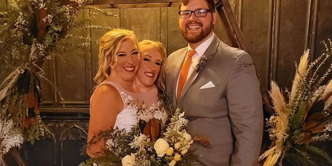 Josh Bowling heiratete Abby Hensel (links). Auch immer mit dabei Schwägerin Brittany. facebook siamesische zwillinge