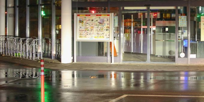 Ein Mann hat eine Vierjährige in einem Supermarkt mit einem Messer angegriffen. Ein Mann hat eine Vierjährige in einem Supermarkt mit einem Messer angegriffen.