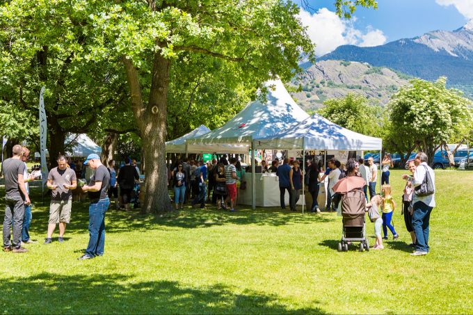 Viel Grün: der «Jardin des Vins». Garten Zelt Menschen Fest